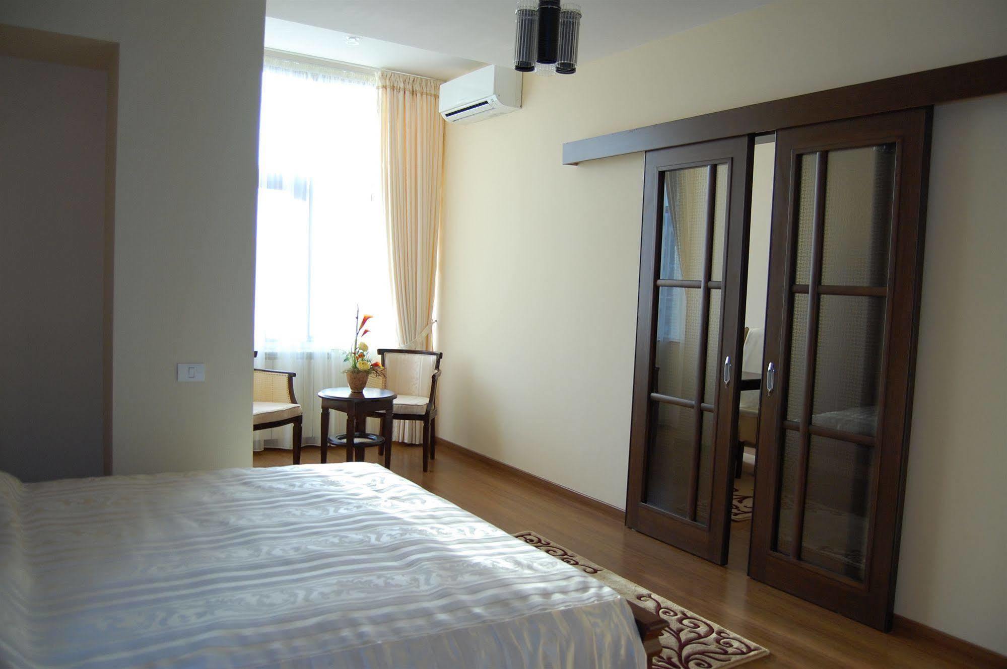 Acapulco Hotel Ploiesti Exterior photo